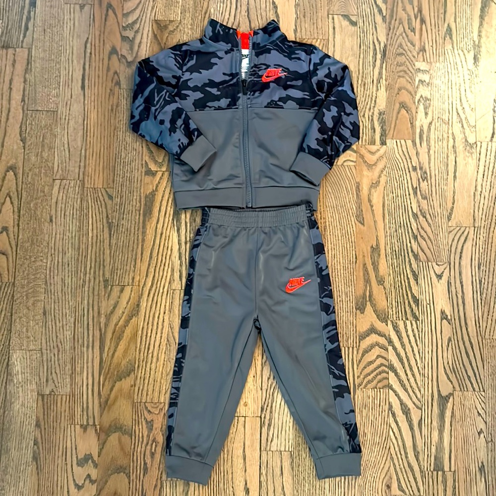 NWOT Baby NIKE gray camo Tracksuit size 24 months
